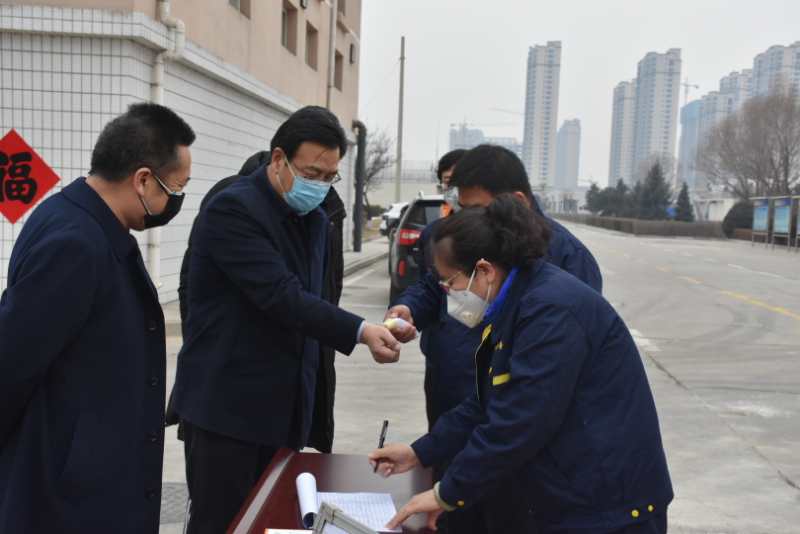 市城管局劉云飛局長(zhǎng)一行蒞臨忻州市水務(wù)有限責(zé)任公司污水處理分公司檢查疫情防控及復(fù)工復(fù)產(chǎn)工作情況。.jpg
