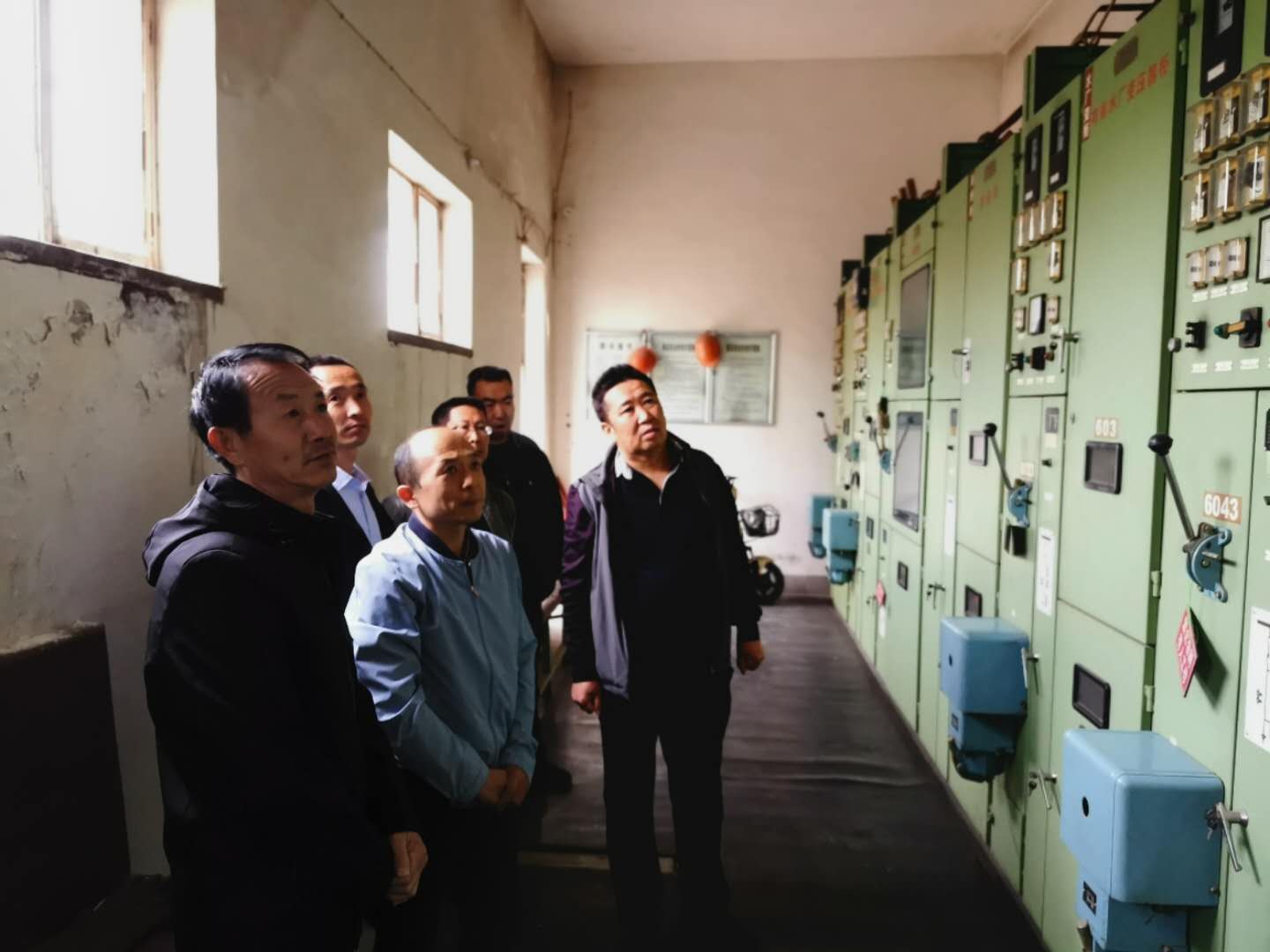 公司總經(jīng)理王建人在供水、污水生產(chǎn)一線開展風(fēng)險隱患排查.jpg